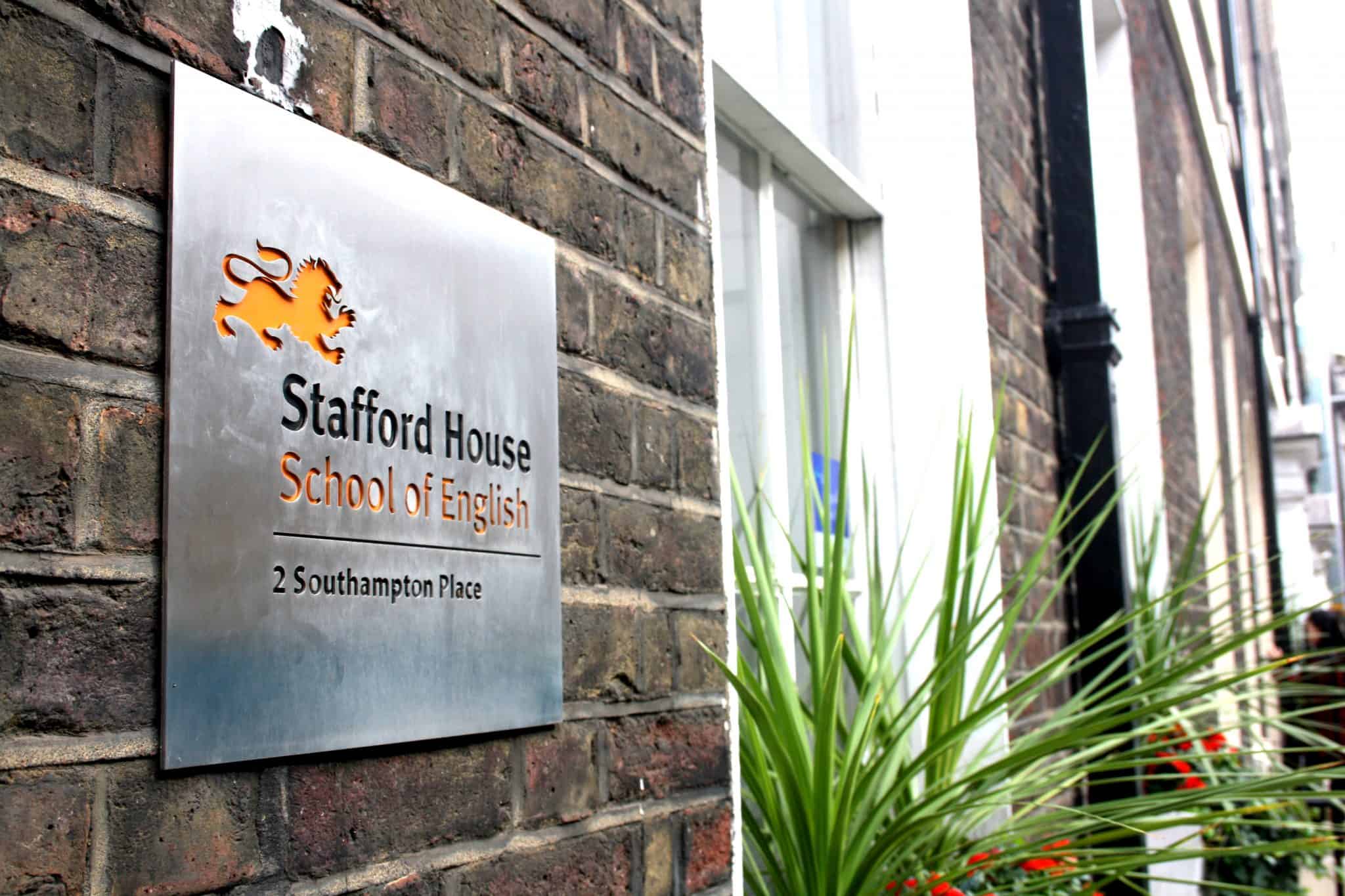 L'enseigne de la Stafford House School of English au 2 Southampton Place à Londres