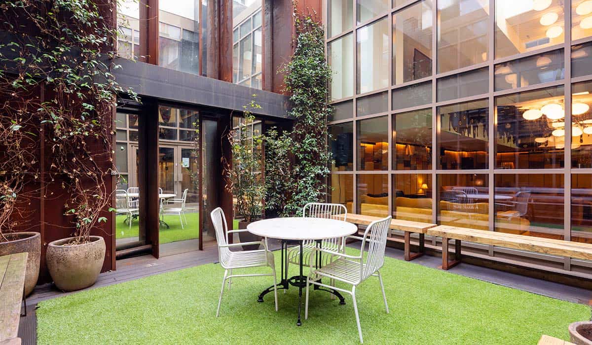 Cour intérieure avec gazon artificiel et mobilier de jardin au SCL International College