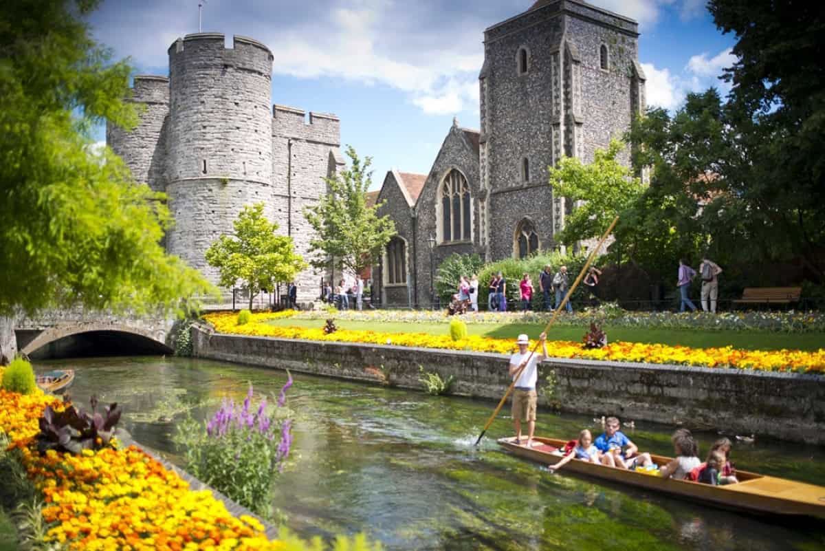 Una barca de remos en el río, debajo de las Westgate Towers, en Canterbury