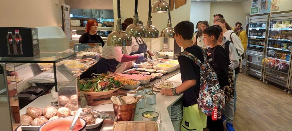 Studenti che scelgono il cibo al bancone della mensa nel campus di Londra