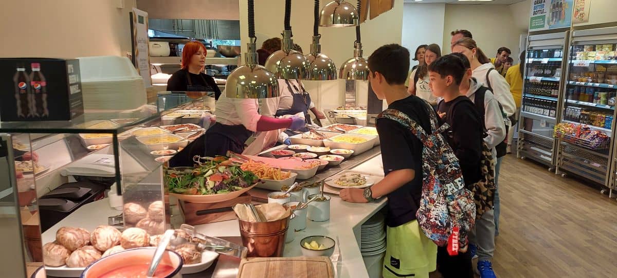 Studenti che scelgono il cibo al bancone della mensa nel campus di Londra