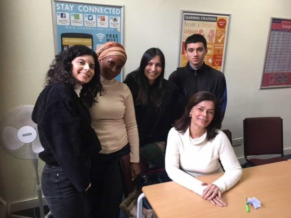 Eine kleine Gruppe von Schülern und ihr Lehrer in einem Klassenzimmer des ILC in Portsmouth