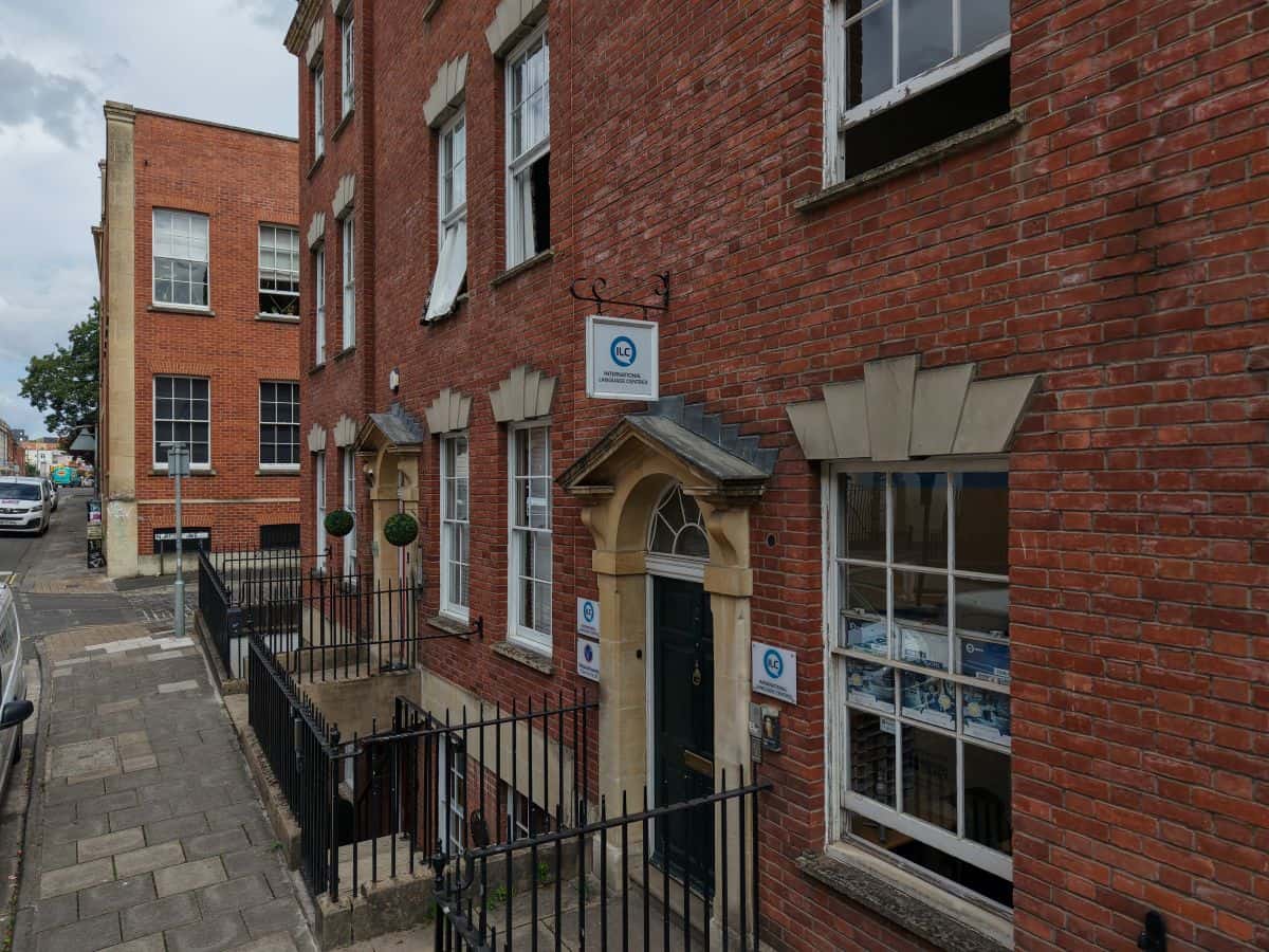 Seitenansicht des Backsteingebäudes und des Eingangs zum ILC Bristol