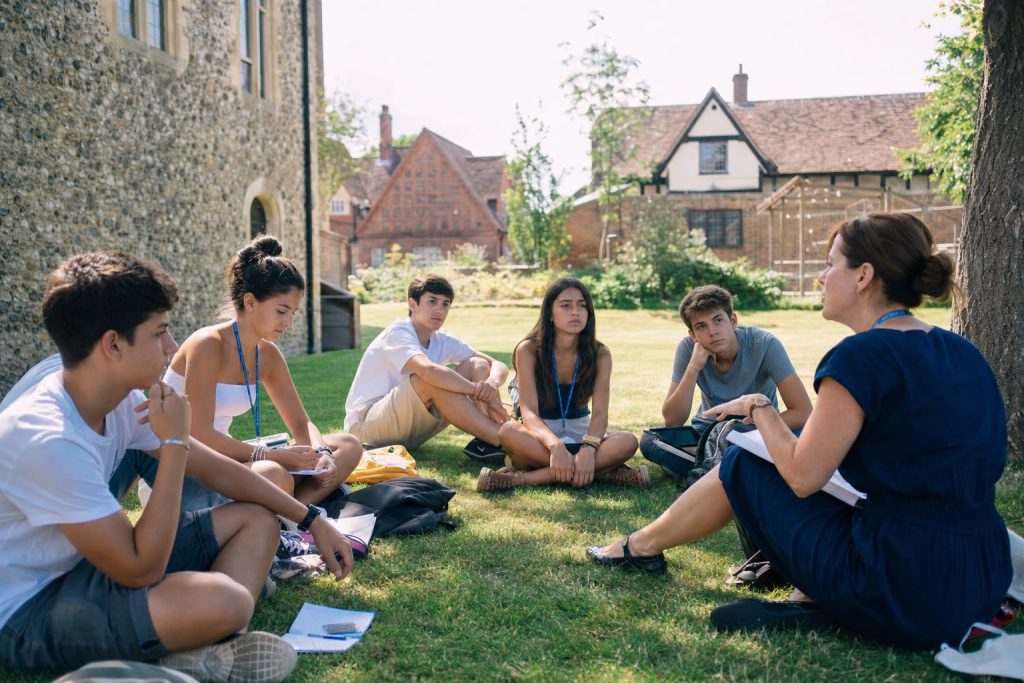 英国での屋外での夏の英語レッスン