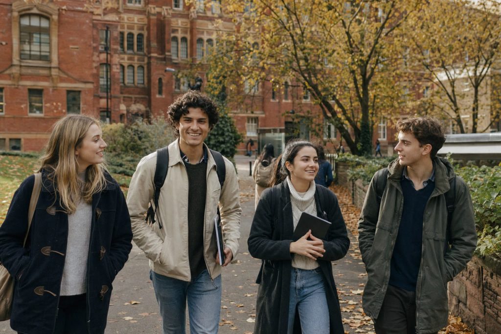 Studenti che attraversano a piedi il campus di un’università del Regno Unito