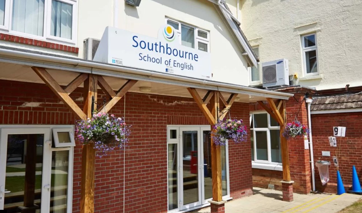 Haupteingang der Southbourne School of English mit Blumenampeln