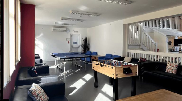 Schülerlounge mit Tischtennis und Tischfußball an der Southbourne School of English