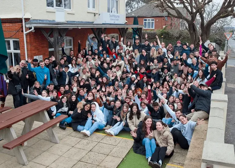 Eine große Gruppe internationaler Studierender vor der Southbourne School of English