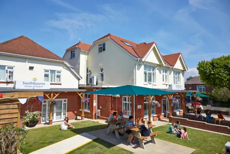 Das Gebäude der Southbourne School of English und der Rasen vor dem Haus an der Beaufort Road