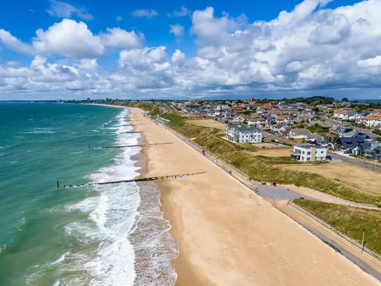 Luftaufnahme vom Southbourne-Strand in Bournemouth