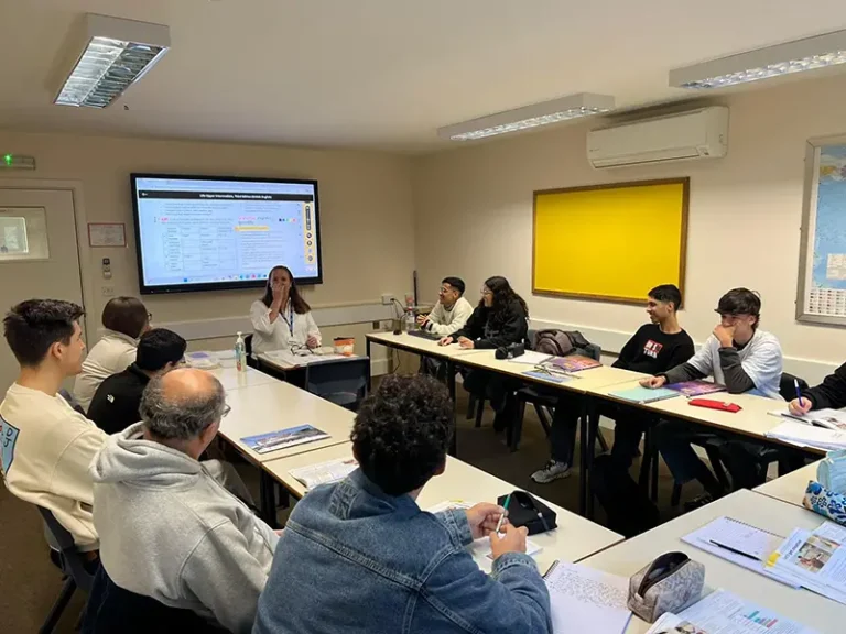 Englischkurs für Erwachsene mit interaktivem Bildschirm an der Southbourne School of English