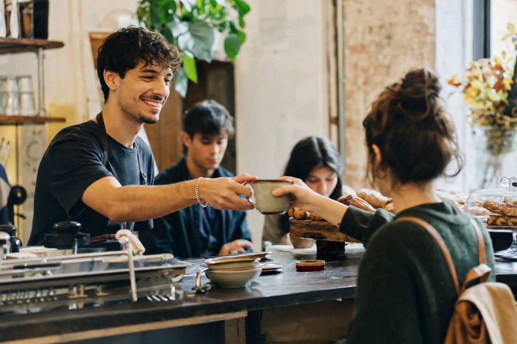 ロンドンのカフェでバリスタとして働く学生